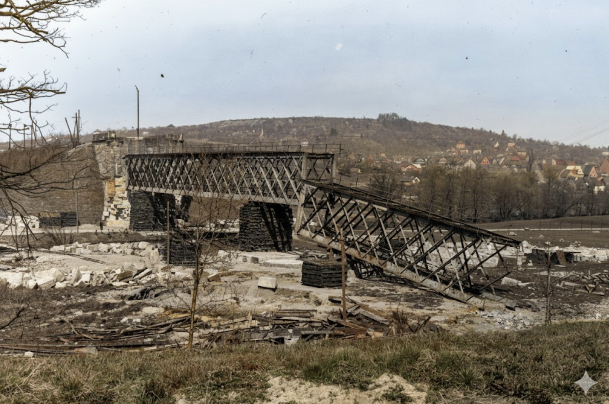 Durch Wehrmacht gesprengte Enzbrücke im Brötzinger Tal im April 1945 - Zerstörte Eisenbahnbrücke mit eingestürztem Mittelteil
